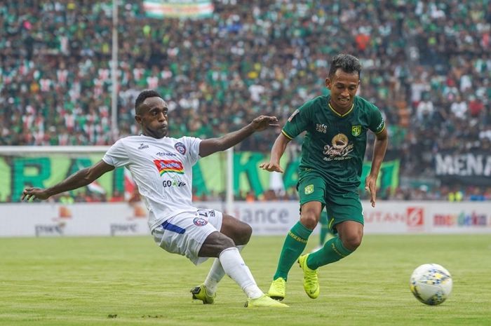 Sayap Persebaya Surabaya Irfan Jaya (kanan) ditempel ketat pemain Arema FC Riky Kayame dalam final leg pertama Piala Presiden 2019 di Stadion Gelora Bung Tomo, Kota Surabaya, Selasa (9/4/2019) sore WIB.