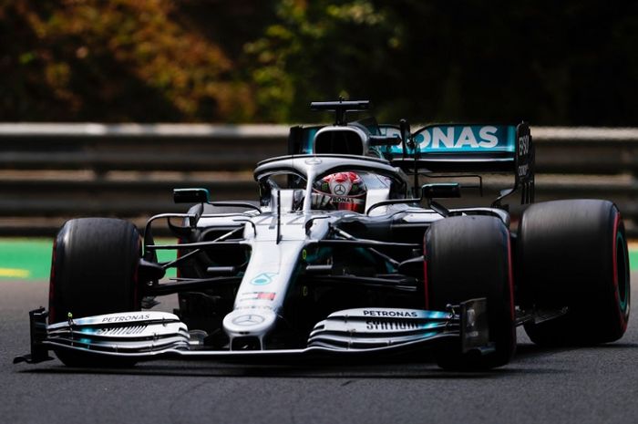 Lewis Hamilton (Mercedes) saat tampil dalam salah satu sesi FI GP Hungaria 2019 yang digelar di Hungaroring, Sabtu (3/8/2019).