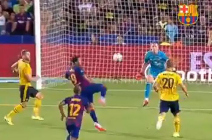 Penyerang Barcelona, Luis Suarez (tengah), mencetak gol ke gawang Arsenal dalam laga Joan Gamper Trophy di Stadion Camp Nou, 4 Agustus 2019.