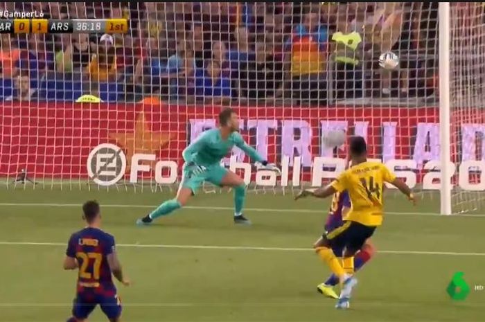 Penyerang Arsenal, Pierre-Emerick Aubameyang (kanan), mencetak gol ke gawang Barcelona dalam laga Joan Gamper Trophy di Stadion Camp Nou, 4 Agustus 2019.