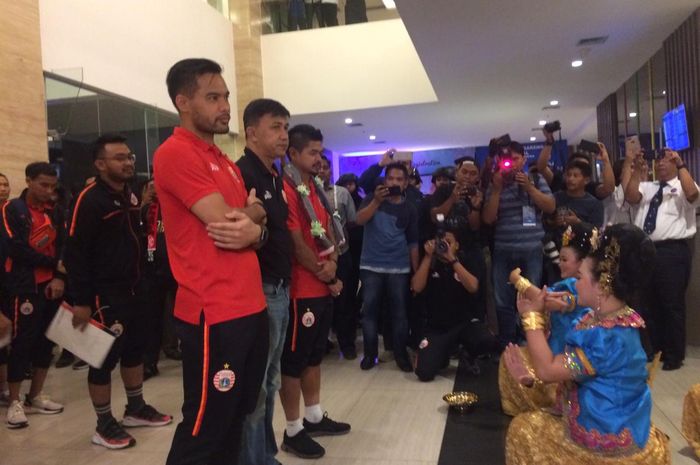 Rombongan Persija Jakarta disambut hangat ketika sampai di hotel di Makassar, Sulawesi Selatan, Senin (5/8/2019)