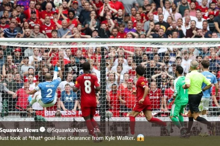 Penyelamatan bek Manchester City, Kyle Walker, saat mengahdapi Liverpool dalam laga Community Shield di Stadion Wembley, Minggu (4/8/2019).