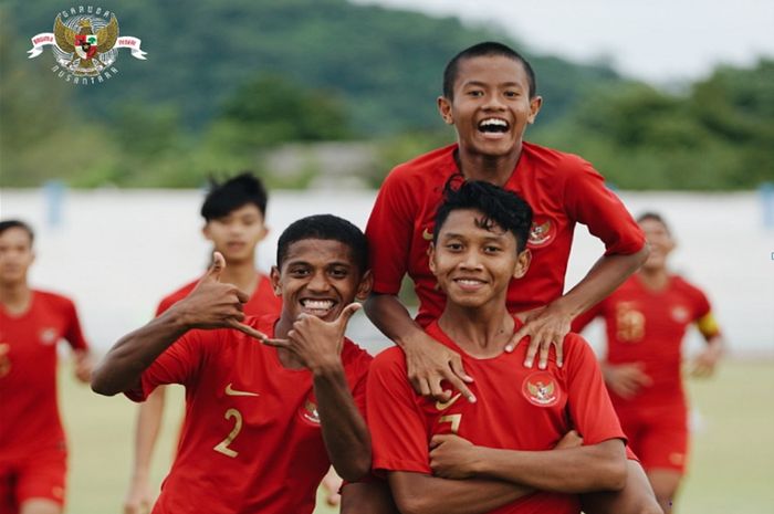 Pemain Timnas U-15 Indonesia selebrasi usai memastikan diri lolos ke semifinal Piala AFF U-15 2019.