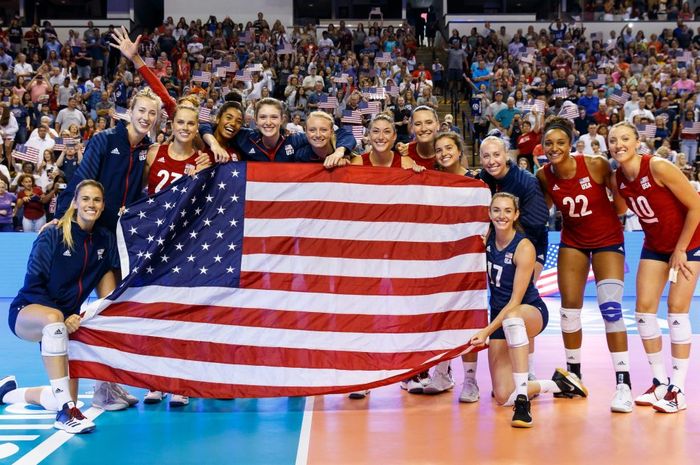 Tim voli putri Amerika Serikat (AS) berpose seusai memenangi pertandingan atas Argentina 3-0 (25-22, 25-17, 25-13) pada FIVB OQT 2019 di Louisiana, AS, Minggu (4/8/2019). Kemenangan ini memastikan AS lolos ke Olimpiade Tokyo 2020.