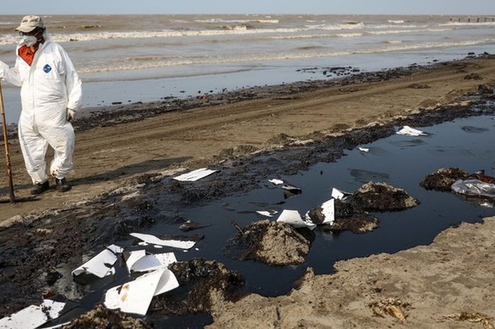 Apa yang Terjadi Ketika Es Batu Diletakkan di Atas Plastik Wadah Berisi