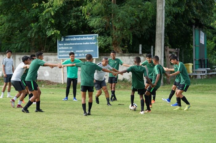 Para pemain timnas u-15 Indonesia berlatih di sela-sela jadwal pertandingan yang padat pada turnamen Piala AFF 2019.