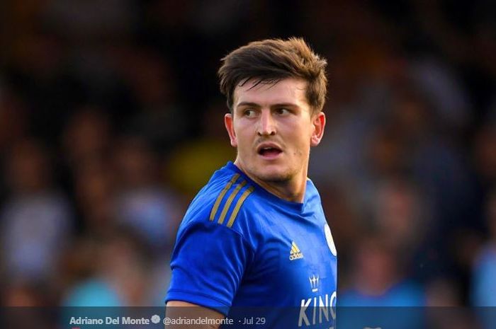 Manchester United mengalahkan Manchester City dalam perebutan bek Leicester City, Harry Maguire.