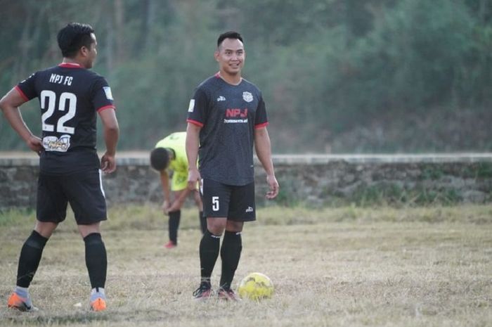 Doni Tata sedang bermain sepak bola di tengah-tengah kesibukannya sebagai seorang pebalap.