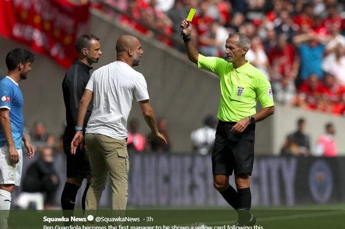 Pelatih Manchester City, Pep Guardiola , menerima kartu kuning dari wasit Martin Atkinson pada pertandingan Community Shield, Minggu (4/8/2019).