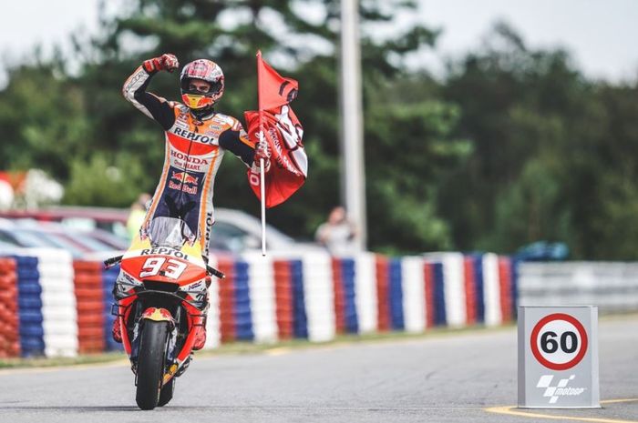 Selebrasi pembalap Repsol Honda, Marc Marquez usai memenangi MotoGP Republik Ceska 2019, Minggu (4/8/2019)