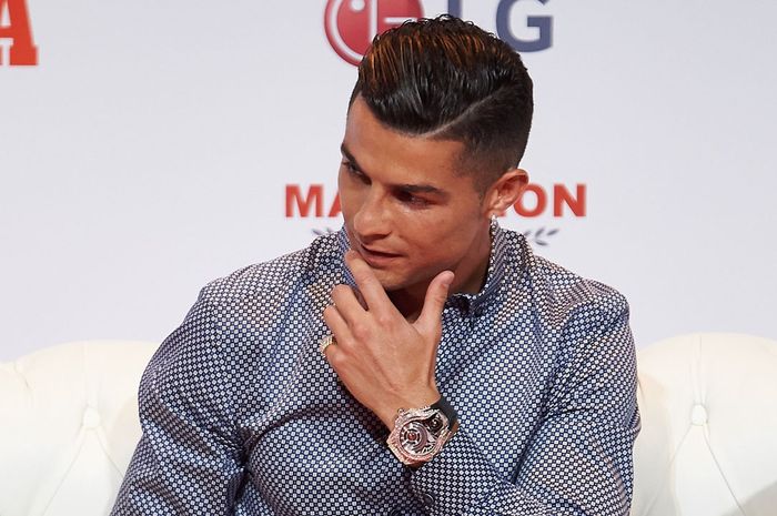 Megabintang Juventus, Cristiano Ronaldo, memamerkan arloji bertabur berlian ketika menerima penghargaan Marca Leyenda, Senin (30/7/2019).