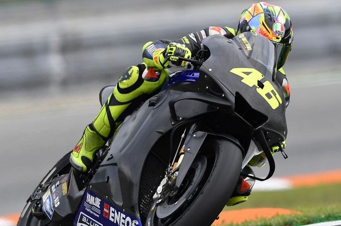 Valentino Rossi saat menjajal fairing anyar motor Monster Energy Yamaha pada sesi tes di Automotodrom Brno, Republik Ceska, Senin (5/8/2019)