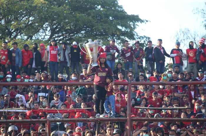 Suporter PSM Makassar mendukung timnya bermain menghadapi Persija pada leg 2 final Piala Indonesia di Stadion Andi Mattalatta, Makassar, 6 Agustus 2019.