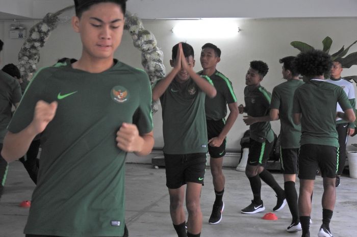 Para pemain timnas U-18 Indonesia berlatih ringan jelang laga perdana kontra Filipina pada piala AFF U-18 2019 di Vietnam.