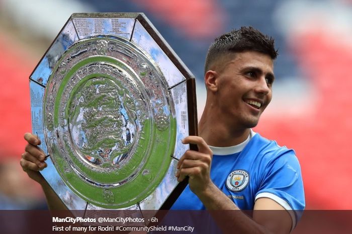 Rekrutran terbaru Manchester City, Rodri, mengangkat trofi Community Shield 2019 usai mengalahkan Liverpool.