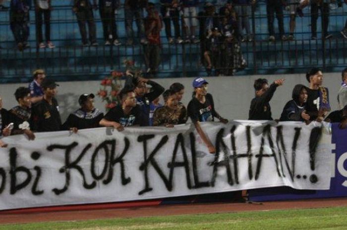 Ratusan suporter PSIS Semarang masuk ke lapangan dan menolak untuk menyayikan anthem usai PSIS Semarang tumbang 1-3 dari Persipura Jayapura di Stadion Moch Soebroto, Magelang, Selasa (6/8/2019).