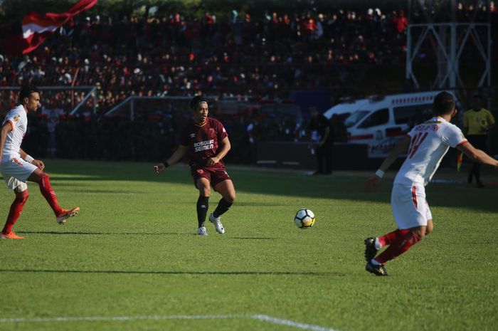 Bek PSM Makassar, Beny Wahyudi di antara dua pemain Persija Jakarta, Rodit Chand dan Ismed Sofyan (kanan) pada final kedua Piala Indonesia 2018 di Stadion Andi Mattalatta, Kota Makassar, 6 Agustus 2019.