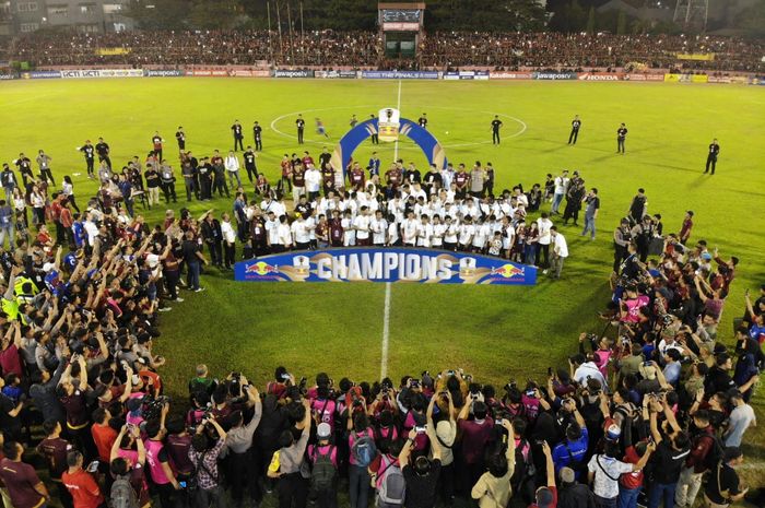 Suasana perayaan PSM Makassar sebagai juara Piala Indonesia 2019 di Stadion Andi Matalatta, Makassar, Selasa (6/8/2019).