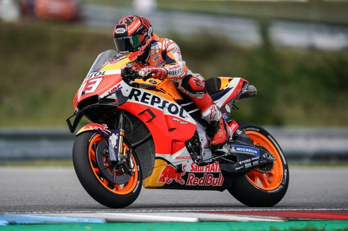 Pembalap Repsol Honda, Marc Marquez, saat menjalani sesi tes resmi di Automotodrom Brno Senin (5/8/2019)