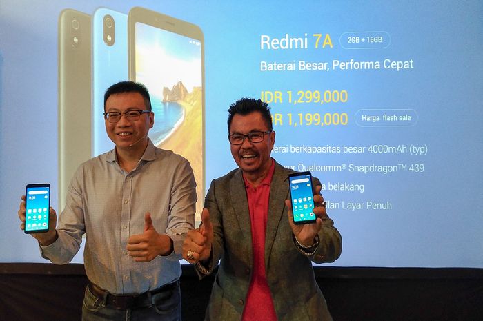 Steven Shi (Head of Southeast Asia, Country Head of Indonesia, Xiaomi; kiri) dan Djoko Tata Ibrahim (Deputy CEO, Smartfren) berfoto bersama tatkala perkenalan Redmi 7A secara resmi di Indonesia hari ini.