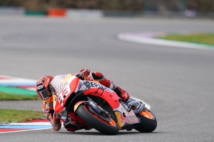 Aksi pembalap Repsol Honda, Marc Marquez saat tes resmi MotoGP 2019 di Automotodrom Brno, Republik Ceska, Senin (5/8/2019)