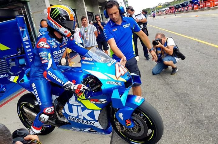 Pembalap Suzuki Ecstar, Alex Rins melakukan persiapan akhir pada tes di Autodromo Brno, Republik Ceska, Senin (5/8/2019)