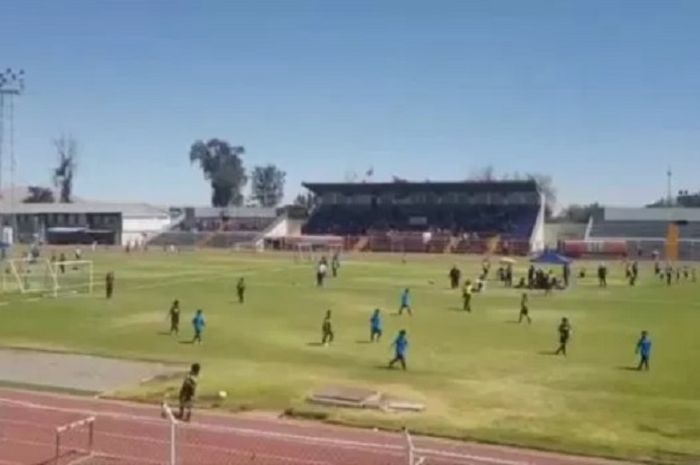 Detik-detik pesepak bola berusia 8 tahun masuk ke saluran drainase stadion di Arequipa, Peru.