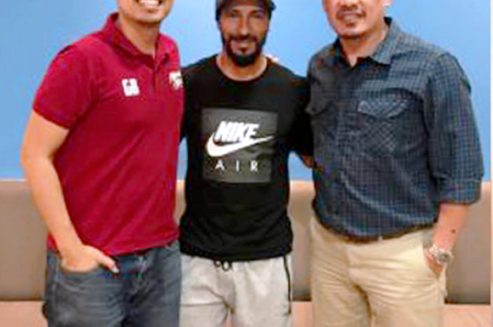 Diego Assis  (tengah) merupakan pemain baru Madura United untuk putaran kedua kompetisi Liga 1 2019