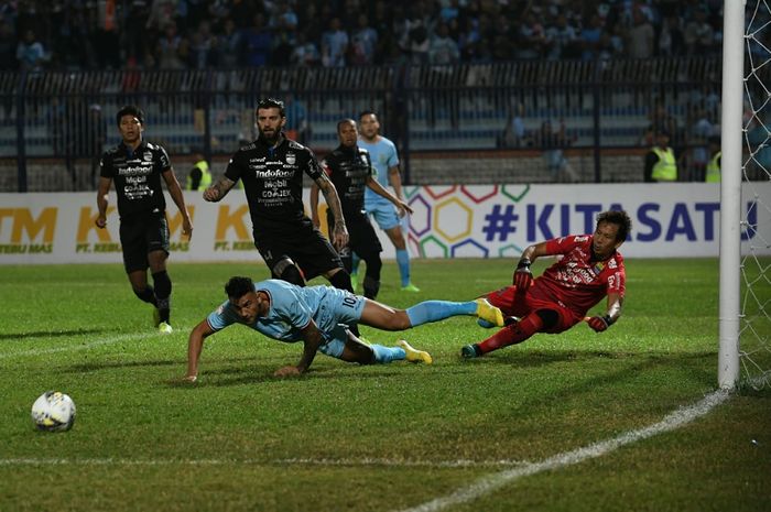Aksi striker Persela Lamongan, Alex dos Santos Goncalves, saat menyerang pertahanan Persib Bandung pada laga pekan ke-13 Liga 1 2019.