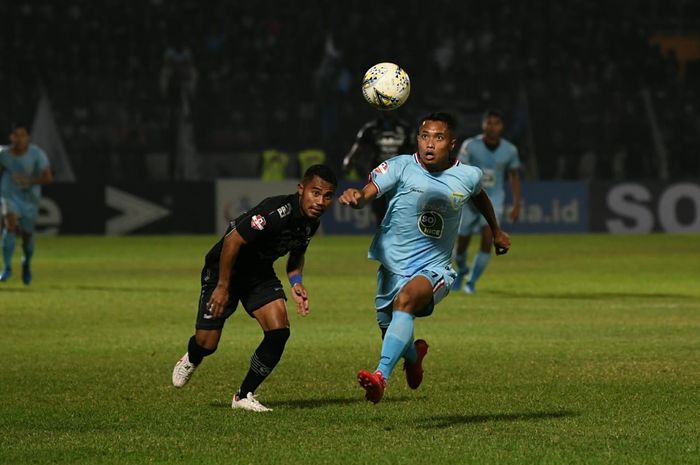 Pemain Persib Bandung, Ardi Idrus, berebut bola dengan winger Persela Lamongan, Sugeng Efendi, dalam pertandingan pekan ke-13 Liga 1 2019.