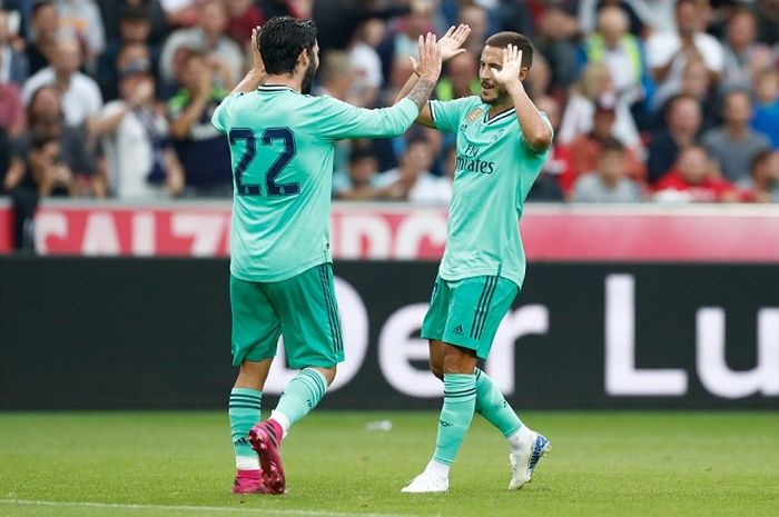 Penyerang Real Madrid, Eden Hazard (kanan), merayakan gol yang dicetak ke gawang Salzburg dalam laga pramusim di Stadion Red Bull Arena, Rabu (7/8/2019) waktu setempat atau Kamis dini hari WIB.