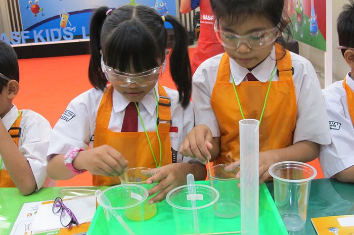 Sains Itu Menyenangkan, Belajar Kimia di BASF Kids' Lab, yuk! Bobo