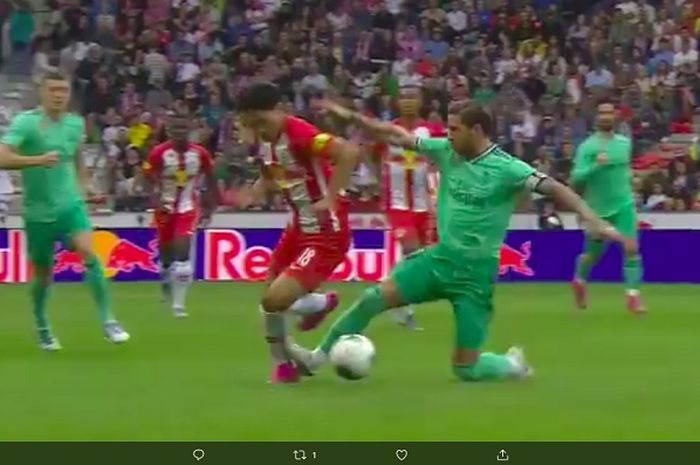 Momen kapten Real Madrid lakukan tekel brutal terhadap pemain sayap Salzburg, Takumi Minamino dalam laga persahabatan pada Rabu (7/8/2019).