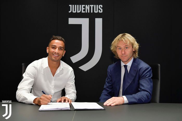 Danilo menandatangani kontrak dengan Wakil Presiden Juventus, Pavel Nedved.
