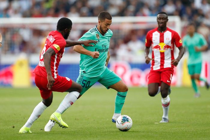 Winger Real Madrid, Eden Hazard, menggiring bola dalam laga persahabatan melawan RB Salzburg di Red Bull Arena, Wals-Siezenheim, 7 Agustus 2019.