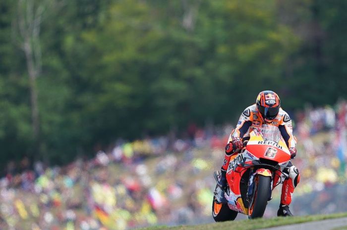 Aksi pembalap penguji Repsol Honda, Stefan Bradl pada MotoGP Republik Ceska 2019, Minggu (4/8/2019)