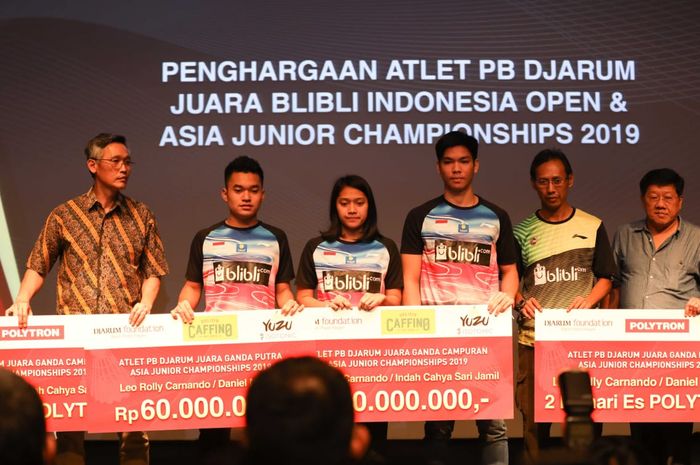 Dari kiri ke kanan, Fung Permadi (Manajer tim PB Djarum), Leo Rolly Carnando, Indah Cahya Sari Jamil, Daniel Marthin (juara Kejuaraan Asia 2019), Sigit Budiarto (pelatih PB Djarum,), dan Yoppy Rosimin (Program Director Bakti Olahraga Djarum Foundation) berpose dalam pemberian secara simbolis penghargaan atlet PB Djarum di Plaza Senayan, Jakarta, Kamis (8/8/2019).