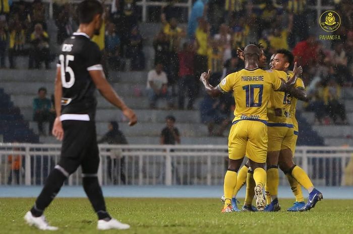Penyerang Pahang FA asal Indonesia, Saddil Ramdani (tengah), disambut rekan-rekannya seusai membobol Perak FA pada laga kedua Piala Malaysia 2019 di Stadion Darul Makmur, 8 Agustus 2019.