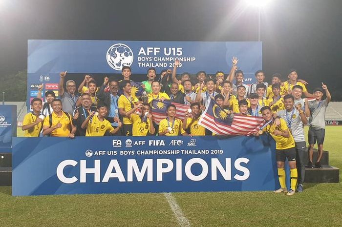 Ttimnas U-15 Malaysia merayakan gelar juara Piala AFF U-15 2019 usai mebungkam Thailand di partai final pada hari Jumat (9/8/2019) di Stadion IPE, Chonburi. 