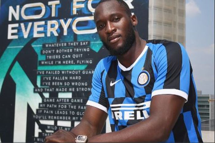 Striker baru Inter Milan, Romelu Lukaku, mendapat perlakuan rasis dari suporter Cagliari