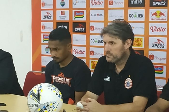 Pemain dan pelatih Persija Jakarta, Ramdani Lestaluhu serta Julio Banuelos saat memberikan keterangan pers jelang hadapi Bhayangkara FC, Jumat (9/8/2019).