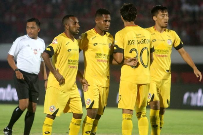 Para pemain Semen Padang membuat pagar betis saat laga melawan Bali United pada pekan ke-13 Liga 1 2019.