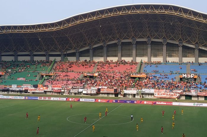 Suasana laga Persija Jakarta kontra Bhayangkara FC di Stadion Patriot Chandrabhaga, Sabtu (10/8/2019)
