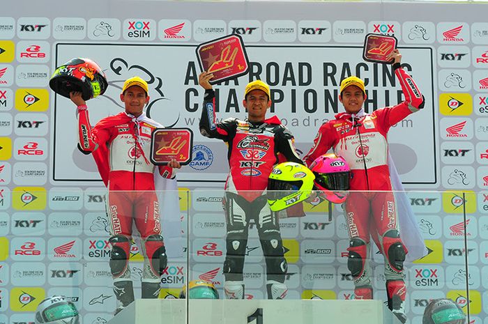 Dua pembalap AHRT Indonesia, Awhin Sanjaya (kiri) dan Irfan Ardiansyah (paling kanan) berpose di podium balapan pertama ARRC seri China kelas  AP250 di Sirkuit Zhuhai, China, Sabtu (10/8/2019).