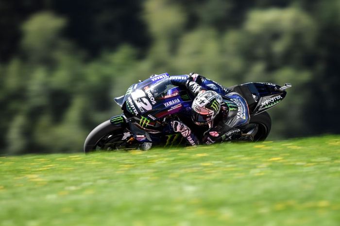 Pembalap Monster Energy Yamaha, Maverick Vinales saat melibas tikungan pada sesi latihan bebas hari pertama MotoGP Austria 2019, Jumat (9/8/2019)