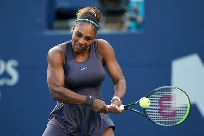 Petenis Amerika Serikat, Serene Williams saat bertanding di babak perempat final Rogers Cup 2019 Jumat (9/8/2019)