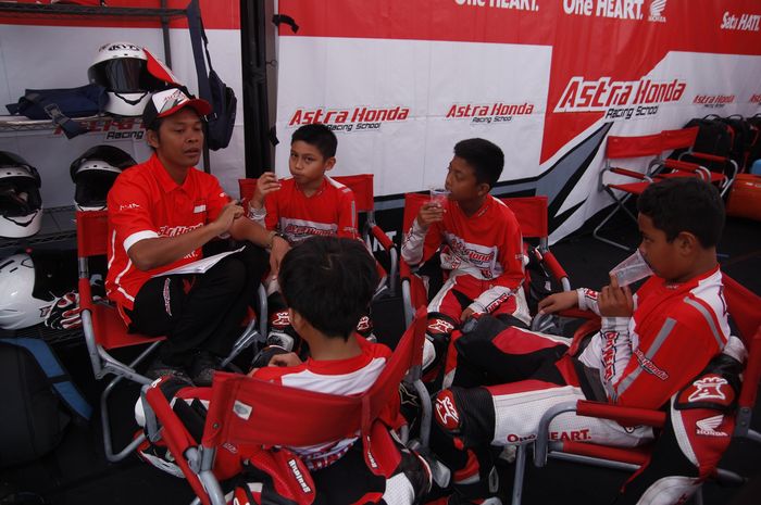 Salah satu instruktur Astra Honda Racing School, Sudarmono memberi pelatihan kepada peserta didik seusai melakukan balapan di Sirkuit Tasikmalaya. Latihan yang dilakukan selama 7-9 Agustus.