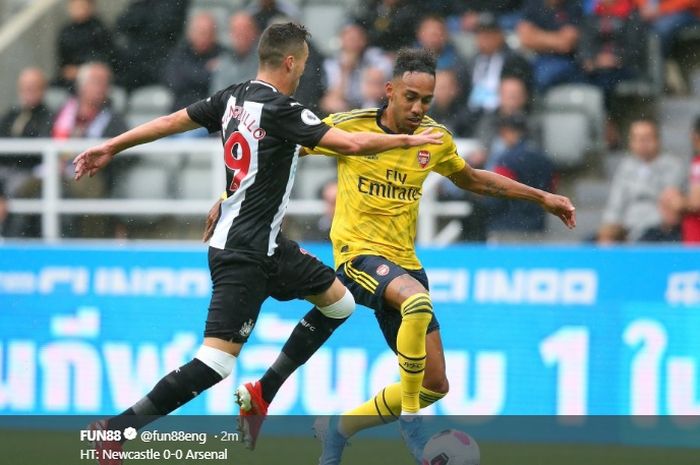 Penyerang Arsenal, Pierre-Emerick Aubameyang berebut bola dengan bek Newcastle United, Javi Manquillo pada pertandingan perdana Liga Inggris 2019-2020, Minggu (11/8/2019).