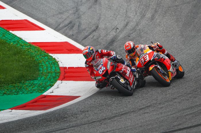 Pembalap Ducati, Andrea Dovizioso (kiri) dan Marc Marquez (Repsol Honda) saat balapan MotoGP Austria di Red Bull Ring, Minggu (11/8/2019).