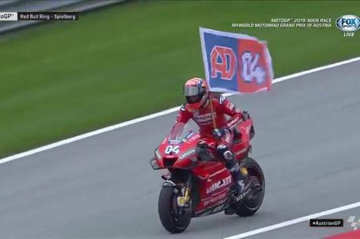 Rider Ducati, Andrea Dovizioso, merayakan kemenangan pada MotoGP Austria 2019, Minggu (11/8/2019).